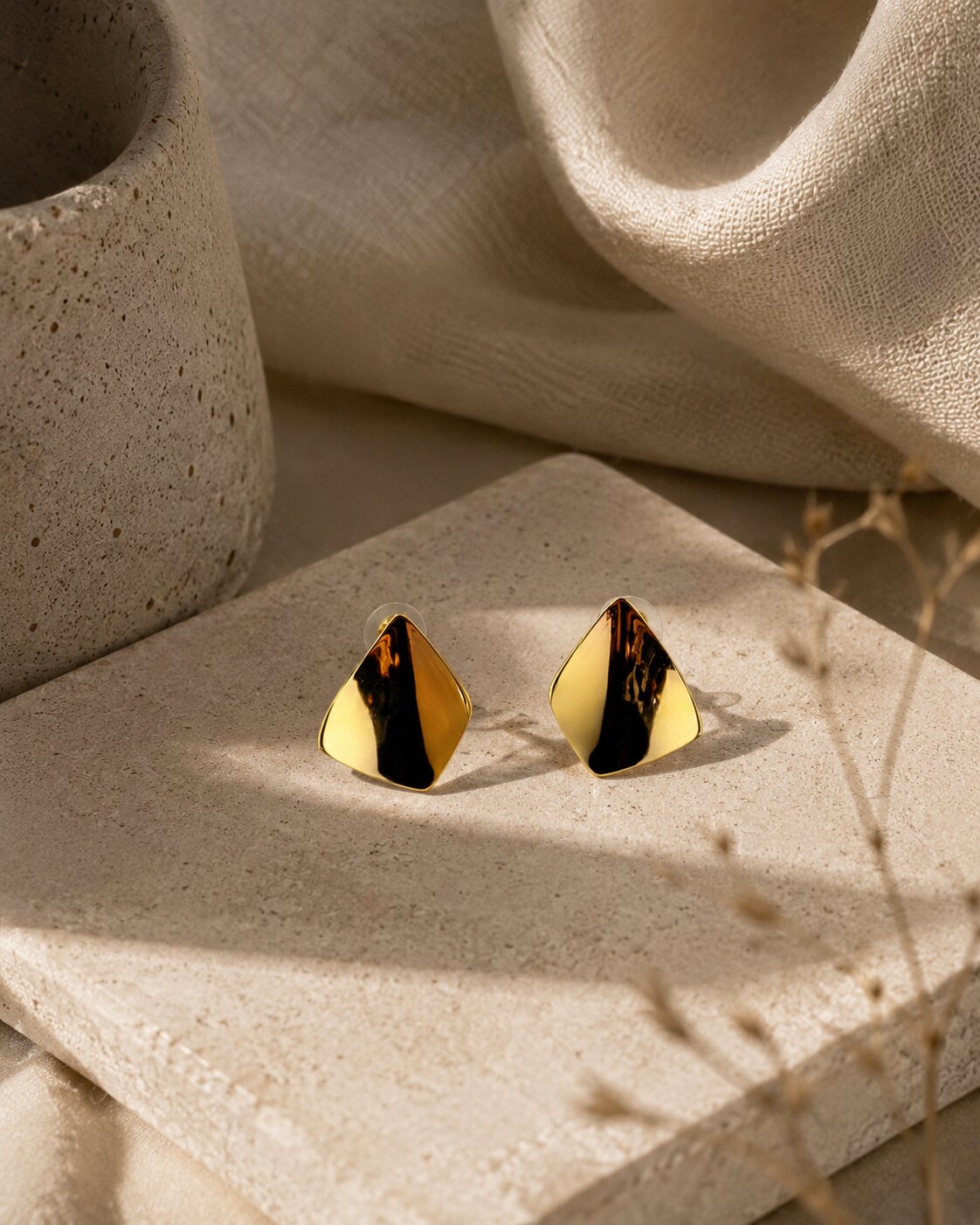 no. 01 halo, brushed gold hoop concept render